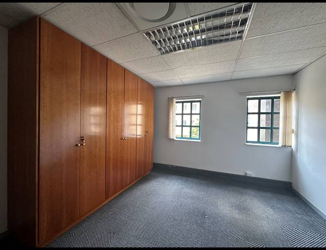 1,910M² OFFICE TO LET IN SUNNINGHILL